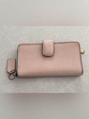 COACH Light Pink Crossgrain Leather Medium Corner Zip Bifold Wallet FLAWED Luxe
